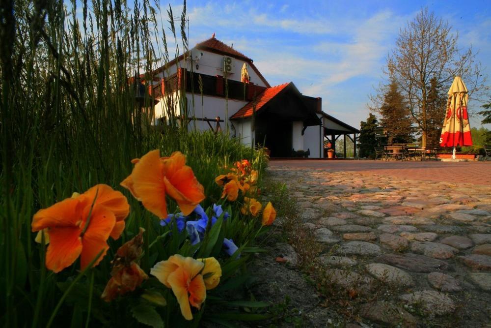 Hotel Stara Stajnia Pleszew ภายนอก รูปภาพ