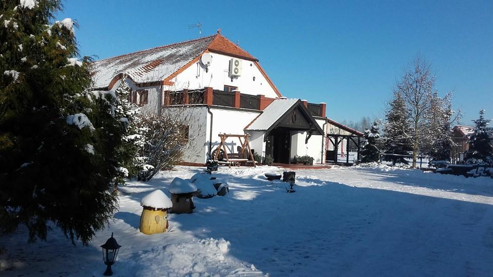 Hotel Stara Stajnia Pleszew ภายนอก รูปภาพ